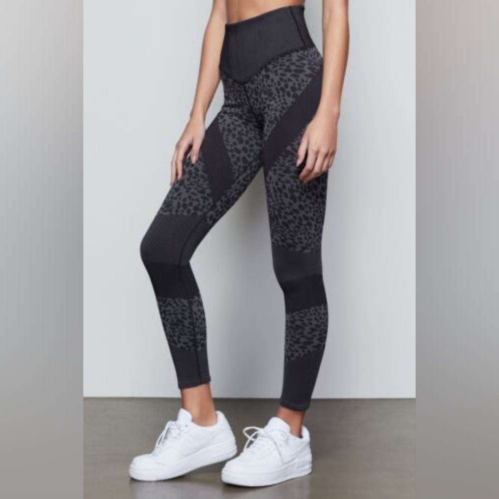 Good American Essentials Leopard Seamless Leggings 2/3 M L Gray‎ Black Print